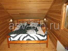 Мансардная спальня в доме из клеёного бруса