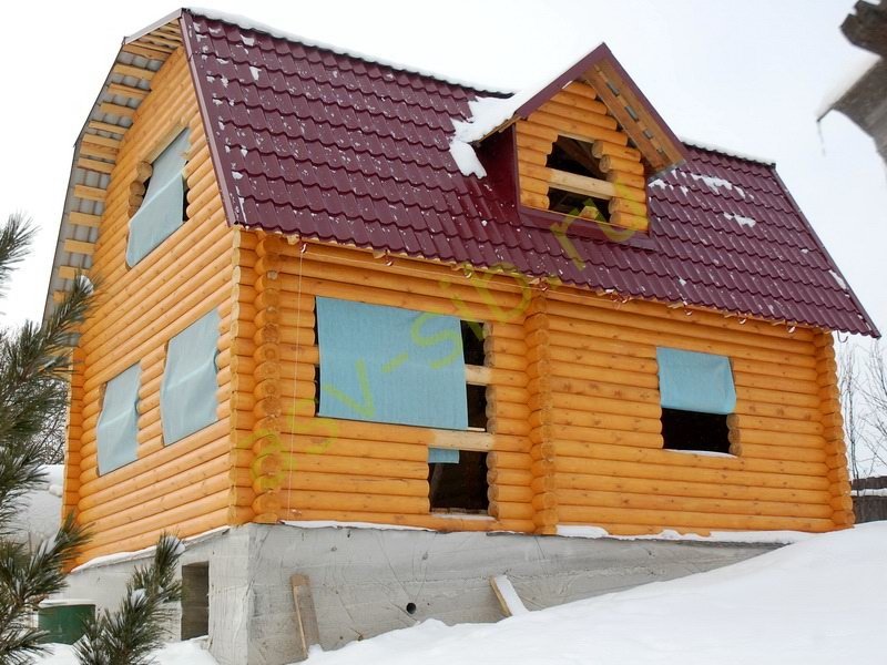 Дом из бревна в пос. Ветеран с жилой мансардной крышей: вид спереди.